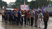 Foto: Selepas itu, menyerahkan piagam penghargaan kepada 16 tokoh masyarakat dan pengusaha yang peduli kebakaran.Fotografer: Indra Komara