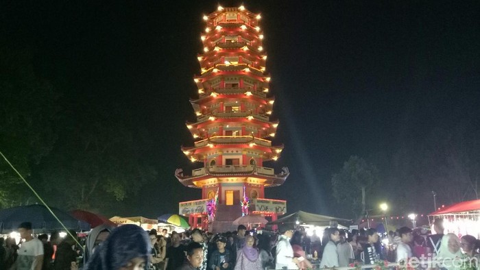 Perayaan imlek dan Cap Go Meh di Pulau Kemaro, Sumsel. Gubernur Sumsel Alex Noerdin ikuti perayaan, Kamis (1/3/2018) dini hari.