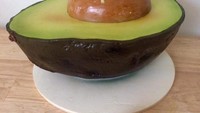 Pecinta alpukat jangan tertipu, ya! Karena alpukat yang satu ini rasanya dijamin manis dan bertekstur lembut. Yaiyalah, orang ini kue. Foto: Instagram & Facebook Bakedbydan
