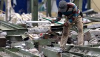 Pasar Senen Blok III sendiri menampung pedagang yang sebelumnya berada di tempat penampungan sementara (TPS).