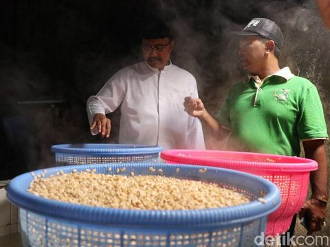 Gus Ipul ke Sentra Tempe Sanan: Terjang Asap, Ikut iris Bahan Keripik
