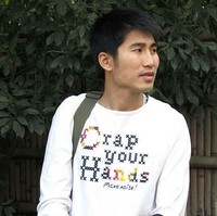 Tak hanya anak kecil, orang dewasa pun jadi korban. Dalam kaus pria ini tertulis crap yang berarti kotoran. Foto: Istimewa