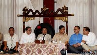 Mereka duduk bersila sambil membahas Pilgub Jabar.