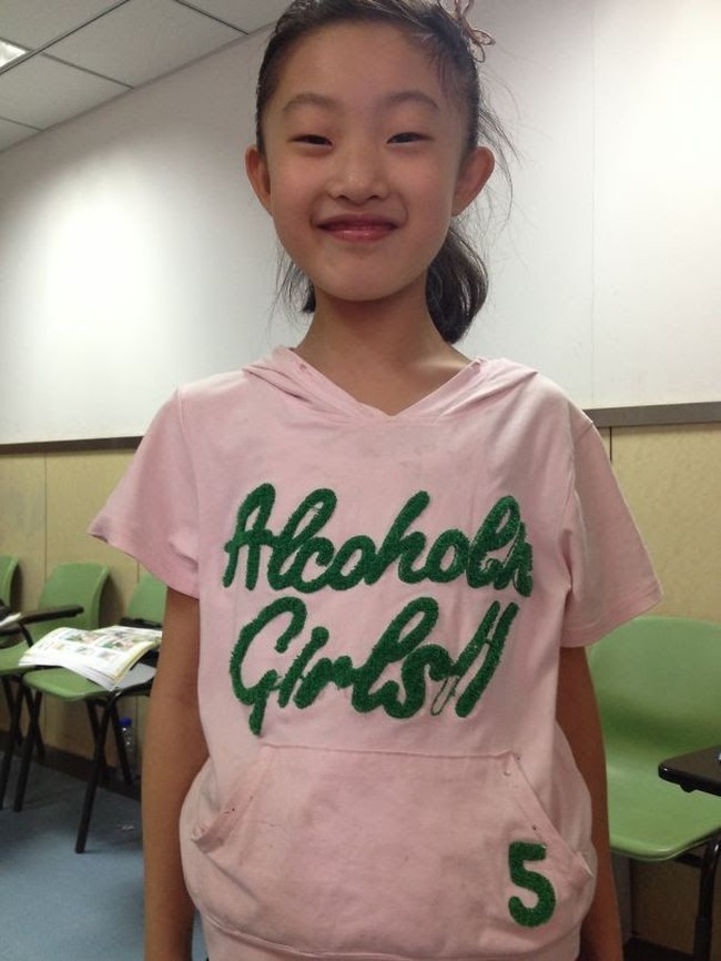 Apa orangtua anak ini tidak tahu kalau kaus anaknya berarti Gadis-gadis yang suka minum alkohol? Foto: Istimewa