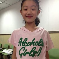 Apa orangtua anak ini tidak tahu kalau kaus anaknya berarti Gadis-gadis yang suka minum alkohol? Foto: Istimewa