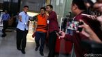 Foto: Ini Walkot Kendari dan Sang Ayah yang Dibawa ke Mobil Tahanan KPK
