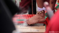 Umumnya tiap kursi dilengkapi dengan properti benda tajam. Terbayang tidak sih rasanya duduk di atas paku tajam? (Randy/detikTravel)