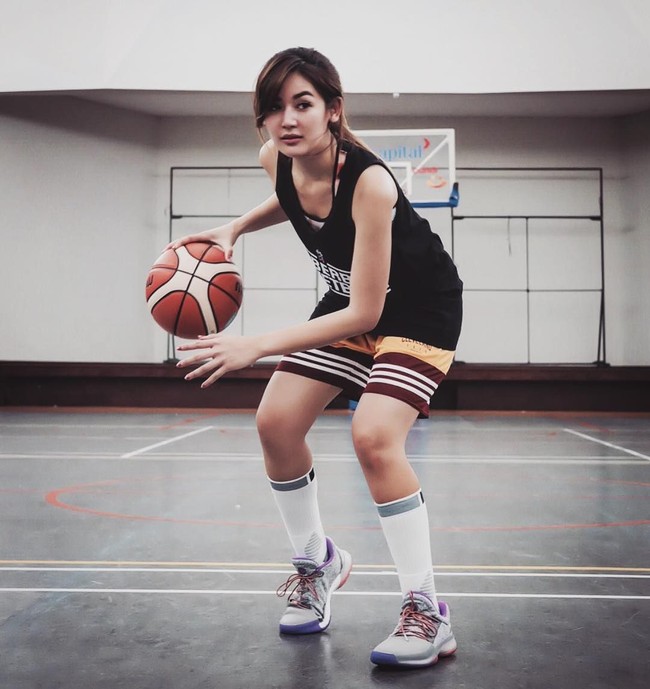 Gadis pemilik tinggi 175 cm ini ternyata hobi bermain basket. Foto: Instagram