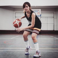Gadis pemilik tinggi 175 cm ini ternyata hobi bermain basket. Foto: Instagram