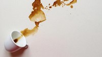 Layaknya negeri dongeng. Karakter-karakter kartun seperti muncul dari cangkir kopi. Kreatif! Foto: Instagram @bernulia