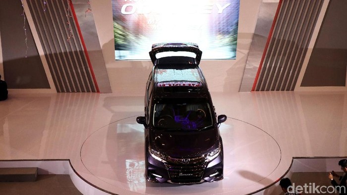 Honda Prospect Motor meluncurkan Odyssey model terbaru. Mobil tersebut dijual dengan harga Rp 720.000.000 untuk warna Super Platinum Metallic. Sementara warna lainnya dibanderol dengan harga Rp 723.000.000.