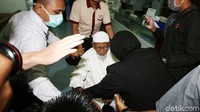 Petugas RSCM membantu mendorong kursi roda Abu Bakar Baasyir menuju ruang pemeriksaan kesehatan.