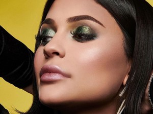 Penampilan Pertama Kylie Jenner di Pemotretan Setelah Melahirkan