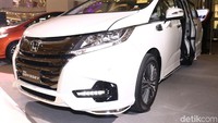 New Honda Odyssey menggunakan LED Projector Headlight yang dilengkapi LED Day Time Running Light untuk penerangan yang maksimal.