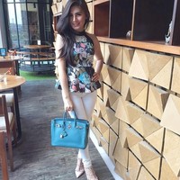 Tampil cantik berbatik, Angela Lee yang kini mendekam di penjara terlihat membawa tas Hermes Birkin seharga Rp 280 jutaan. Foto: Instagram