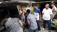 Para saksi masih berusaha menanyai pria tersebut. Tapi pria itu langsung naik motor dan pergi dari lokasi. Saksi kemudian melihat isi rumah dan menemukan korban tergeletak di lantai kamar. Korban diketahui sudah tewas kala itu. (Foto: Angling Adhitya Purbaya/detikcom)