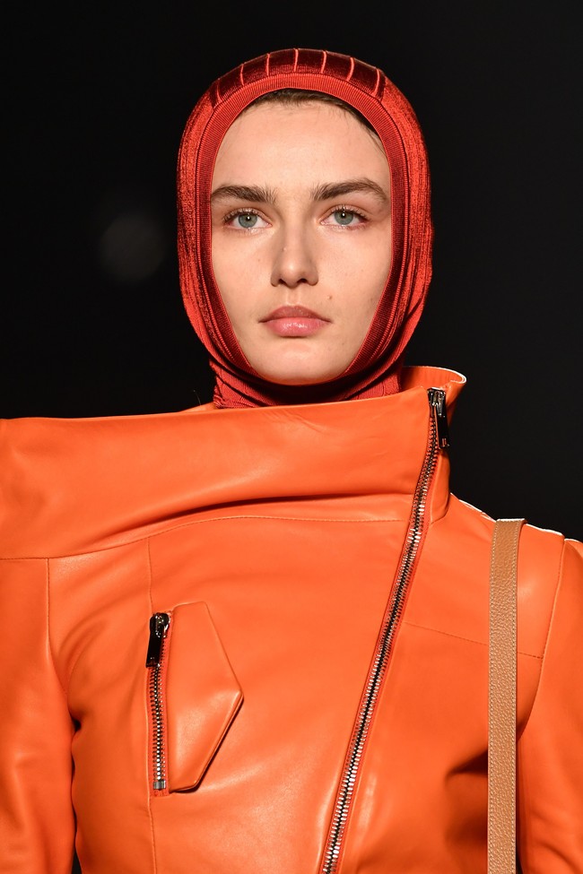 Sesuai dengan temanya, Lanvin melukis warna bold hingga neon pada koleksi hijabnya. Ada warna hitam, putih, dan oranye. Koleksinya itu sekilas seperti menggunakan bahan kaos dengan satin finished. Foto: Getty Images