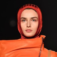 Sesuai dengan temanya, Lanvin melukis warna bold hingga neon pada koleksi hijabnya. Ada warna hitam, putih, dan oranye. Koleksinya itu sekilas seperti menggunakan bahan kaos dengan satin finished. Foto: Getty Images