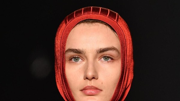Foto: Hijab Buatan Lanvin yang Mirip Ciput Ninja di Paris Fashion Week