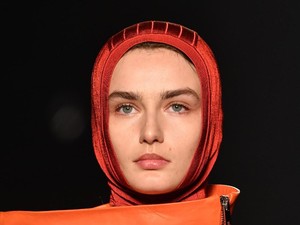 Foto: Hijab Buatan Lanvin yang Mirip Ciput Ninja di Paris Fashion Week