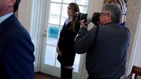 Sebagai Direktur Komunikasi Gedung Putih, Hicks selalu hadir di dekat Trump di manapun dia berada. Dia ikut hadir saat sesi wawancara dengan wartawan dan diam-diam mengarahkan kebijakan-kebijakan Gedung Putih terkait pers. Foto: REUTERS/Jonathan Ernst