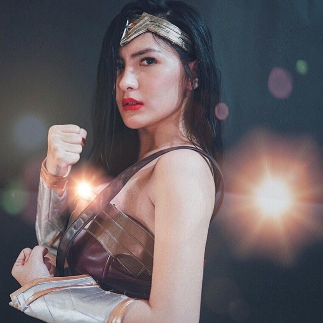 Artis cosplayer Angela Lee ditangkap polisi karena kasus penipuan. Angela dan suaminya ditahan Polres Sleman sejak 5 Februari 2018 setelah ditetapkan sebagai tersangka kasus penipuan atau penggelapan dan pencucian uang. Keduanya diduga menipu, menggelapkan, dan mencuci uang investasi bisnis tas impor mewah dari pria bernama Santosa. Total kerugian yang dialami Santoso ditaksir Rp 12,1 miliar. Foto: Dok. Instagram AngelaLee87