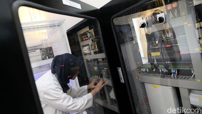 Laboratori Otomatis Gedung Pertama di Indonesia

(kiri ke kanan) Presiden Honeywell Indonesia Roy Kosasih, Menteri Riset, Teknologi, dan Pendidikan Tinggi Republik Indonesia Mohamad Nasir, Duta Besar Amerika Serikat untuk Indonesia Joseph R. Donovan Jr mendengarkan penjelasan dari tenaga ahli saat berlangsungnya peresmian Laboratori Kendali Honeywell-UI Smart Connected Engineering Campus di kampus Universitas Indonesia, Depok, Kamis (1/3/2018).  Laboratori Kendali Honeywell-UI Smart Connected Engineering merupakan Laboratori Otomatis Gedung Pertama di Indonesia yang dibuat untuk mendorong lahirnya lulusan insinyur bidang STEM dan menghadapi era industri 4.0. tampak dari. Grandyos Zafna/detikcom

-. Honeywell Enterprise Building Integrator (EBI): EBI mendukung Integration of Things  melalui sistem terbuka dan layanan web perusahaan, yang menyediakan operator bangunan dengan data fasilitas real time. 
-. Platform EBI membantu mendeteksi insiden lebih cepat, merespon lebih cepat, dan mengurangi dampak sehingga biaya lebih efektif. 

-. Sistem manajemen bangunan memfasilitasi integrasi sistem yang berkaitan dengan keamanan, kenyamanan, keamanan hidup dan pengendalian energi, di antara fungsi lainnya. 
-. Ini memberi pengguna satu titik akses dan pandangan informasi dan sumber daya yang konsisten melalui Integration of Things yang mulus sehingga meningkatkan kemampuan pengguna untuk memantau, mengelola dan melindungi fasilitas, operasi kampus atau multisite.