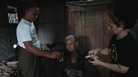 Saya sadar umurku sudah tidak lama lagi. Mudah-mudahan kalau saya sudah meninggal ada orang yang mau berbaik hati memelihara dua anakku yang sakit ini. Saya juga pesan sama anak-anak mudah sekarang ini agar rajin bekerja dan menggunakan kesehatan tubuhnya dengan baik, kata Tio.