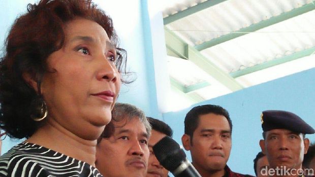 Susi berbicara ke nelayan di Pati dengan mata berkaca-kaca