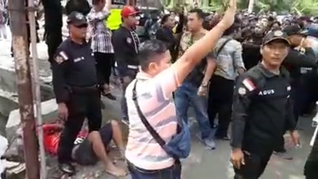 Polisi membubarkan massa 