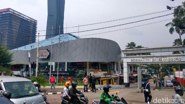 Polisi bubarkan warga yang tunggu hujan duit di Kuningan, Jaksel