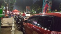 Seorang tukang parkir bernama Gunawan mengatakan, PKL berdagang di trotoar Jalan Asia Afrika tersebut sejak sore. PKL makin ramai saat malam sekitar pukul 21.00 WIB dan berjualan hingga jelang pagi.  
