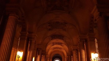 Lorong menuju Museum Louvre, menggunakan mode pro, F1.5, ISO 500, 1/30s. (Foto: detikINET/Rachmatunnisa)