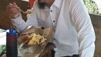 Nah, gimana nih gaya Dhani saat makan ketoprak? Makan siang hari ini dengan menu Ketoprak ,sebelum memulai aktifitas Kampanye hari ini di Delta Mas Bekasi #BekasiSAH, tulis Dhani kala itu. Foto: Instagram ahmaddhaniprast