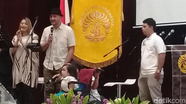 Rachel unjuk diri menyanyi di panggung acara Rare Disease Day 2018