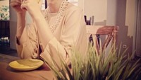 Pemeran 3 Srikandi ini ternyata doyan ngeteh. Originality id everything, tulis Chealsea. Foto: Intagram @chelseaislan