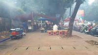 Para PKL menggelar tenda, lapak dan gerobak di trotoar Jalan Asia Afrika, tepatnya dari arah Senayan City menuju Palmerah atau belakang Gedung DPR/MPR. Nampak ada  sejumlah PKL masih bersiap mendirikan tenda dan menyiapkan makanan yang akan dijajakan.