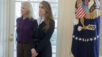 Dalam foto ini, Hicks sedang berdiri bersisian dengan salah satu penasihat Trump, Kellyanne Conway, di Ruang Oval Gedung Putih saat Trump sedang berbicara kepada wartawan. Foto: AFP PHOTO/SAUL LOEB