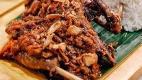 Bebek goreng dengan paduan bumbu rempah memang paling enak dinikmati bersama dengan nasi hangat dan beberapa jenis sambal. Anda bisa menikmatinya di Holy Duck. Foto: Istimewa