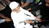 Abu Bakar Baasyir masuk ke rumah sakit dengan menggunakan kursi roda.