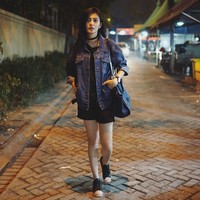 Bergaya dengan jaket denim, Angela Lee yang kerap menuliskan caption foto di Instagram dengan bahasa Jawa itu tampil memakai tas Celine seharga puluhan juta rupiah.Foto: Instagram