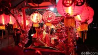 Diperkirakan ada 60 kendaraan hias yang meramaikan Festival Lampion tahun ini. Namun sebelum mulai pawai, update status dulu dong! (Randy/detikTravel)
