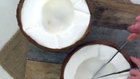 Kali ini ia membuat kue yang menyerupai buah kelapa. Warna dan bentuknya dibuat semirip mungkin. Ia menggunakan fondant vanilla untuk melapisi bagian dalam kue dan fondant dengan rasa cokelat sebagai lapisan luar. Lalu efek seratnya digambar menggunakan bubuk cokelat.  Foto: Instagram & Facebook Bakedbydan