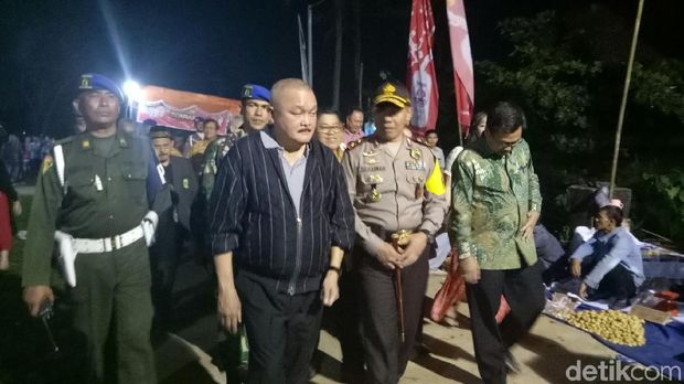 Gubernur Sumatera Selatan Alex Noerdin menyoroti masalah sampah yang berserakan
