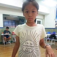 Banyak brand menambahkan tulisan berbahasa asing pada kaus agar tamplannya lebih menarik. Sayangnya, beberapa tulisan punya arti yang kurang pantas apalagi untuk dipakai anak kecil. Seperti tulisan yang berarti Aku sangat mabuk, aku berharap mati berikut. Foto: Istimewa