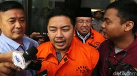 Wali Kota Kendari Adriatma Dwi Putra dan ayahnya Asrun digelandang ke mobil tahanan KPK, di Jakarta, Kamis (1/3/2018).