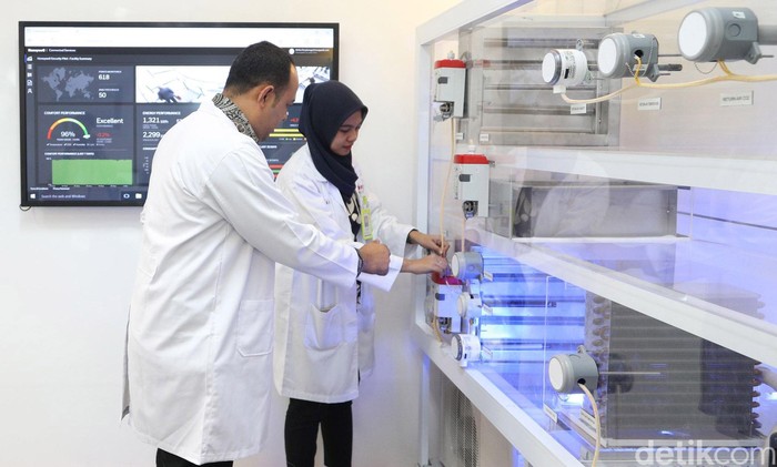 Laboratori Otomatis Gedung Pertama di Indonesia

(kiri ke kanan) Presiden Honeywell Indonesia Roy Kosasih, Menteri Riset, Teknologi, dan Pendidikan Tinggi Republik Indonesia Mohamad Nasir, Duta Besar Amerika Serikat untuk Indonesia Joseph R. Donovan Jr mendengarkan penjelasan dari tenaga ahli saat berlangsungnya peresmian Laboratori Kendali Honeywell-UI Smart Connected Engineering Campus di kampus Universitas Indonesia, Depok, Kamis (1/3/2018).  Laboratori Kendali Honeywell-UI Smart Connected Engineering merupakan Laboratori Otomatis Gedung Pertama di Indonesia yang dibuat untuk mendorong lahirnya lulusan insinyur bidang STEM dan menghadapi era industri 4.0. tampak dari. Grandyos Zafna/detikcom

-. Honeywell Enterprise Building Integrator (EBI): EBI mendukung Integration of Things  melalui sistem terbuka dan layanan web perusahaan, yang menyediakan operator bangunan dengan data fasilitas real time. 
-. Platform EBI membantu mendeteksi insiden lebih cepat, merespon lebih cepat, dan mengurangi dampak sehingga biaya lebih efektif. 

-. Sistem manajemen bangunan memfasilitasi integrasi sistem yang berkaitan dengan keamanan, kenyamanan, keamanan hidup dan pengendalian energi, di antara fungsi lainnya. 
-. Ini memberi pengguna satu titik akses dan pandangan informasi dan sumber daya yang konsisten melalui Integration of Things yang mulus sehingga meningkatkan kemampuan pengguna untuk memantau, mengelola dan melindungi fasilitas, operasi kampus atau multisite.
