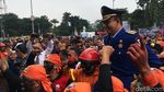 Saat Anies Dipanggul Para Pemadam di Momen Nyaris Seabad Damkar DKI