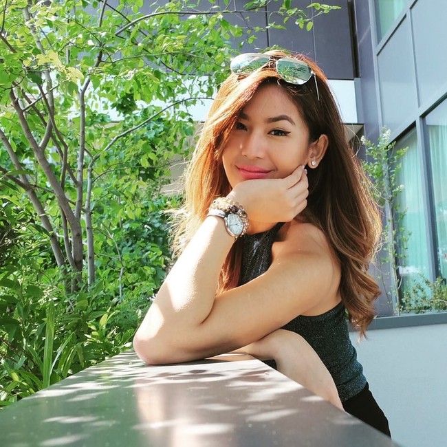 Bergaya feminin saat memakai kebaya, cantiknya Selena membuat para pria jatuh hati padanya. Foto: Instagram