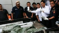 BNN pernah menggerebek gudang di Penjaringan, Jakarta di mana sabu disimpan dalam pipa besi. Buwas menyebut kasus ini terkait jaringan Freddy Budiman. (Foto: Agung Pambudhy)